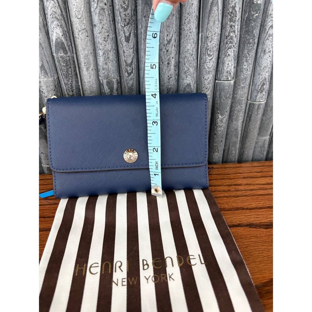 Henri Bendel Navy Blue Saffiano Leather Wristlet Wallet
Clutch w/dustbag - Picture 8 of 8